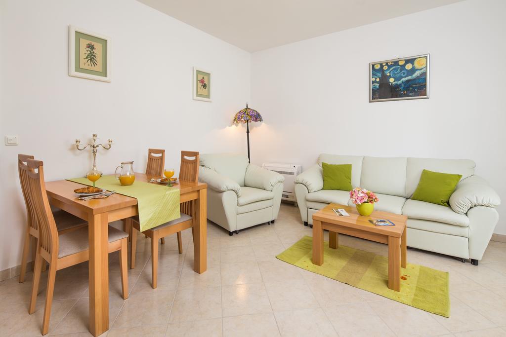 Apartments Leon Podstrana Rum bild